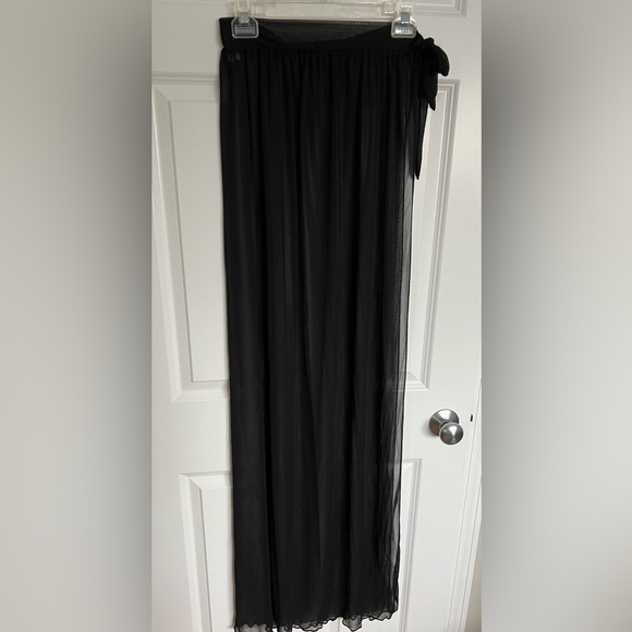 Pretty Little Thing Sarong - Picture 6 of 10